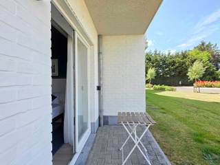 Op zoek naar een zorgeloze vastgoedinvestering met een mooi rendement en eigen gebruiksmogelijkheden? Deze hotelkamer op het gelijkvloers van Ibis Styles Nieuwpoort combineert een rustige en centrale ligging op korte afstand van de de jachthaven en het strand.<br />Het hotel beschikt over uitgebreide faciliteiten zoals een wellnessruimte met binnenzwembad, sauna met infrarood, hamam, en een gezellige bar met zonneterras.<br />U ontvangt driemaandelijks een deel van de exploitatieopbrengsten, zonder dat u zelf instaat voor het beheer. Daarnaast kan u buiten het hoogseizoen volgens een vooraf afgesproken formule tot 30 dagen per jaar zelf gebruik maken van uw kamer of een gelijkwaardig verblijf.<br />Verkoop onder erfpacht.