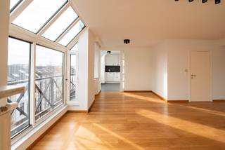 Zeer lichtrijk duplex penthouse appartement op zeer goede ligging tussen de gezellige Troonplaats en museum voor Schone kunsten op het Zuid. <br /><br />Onmiddellijk beschikbaar. <br /><br />Indeling:<br />5e etage: Ruime en lichtrijke woonkamer op prachtige parketvloer, daarnaast een open en ruime leefkeuken met mooie splinternieuwe keukenblok voorzien van vele kasten, vaatwasser, kookvuur, dampkap, oven, microgolf, koelkast en diepvries. Leuk terras aan de leefruimte achteraan. <br />Hal met apart toilet. 1e slaapkamer voorzien van vele vaste kasten/bureau.<br /><br />6e etage: <br />Hal, grote badkamer met ligbad, aparte douche en dubbel lavabomeubel. Twee volwaardige slaapkamers waarvan 1 met extra bergruimte op de duplex. <br /><br />Bijzonderheden:<br />Volledig nieuw geschilderd, voorzien van verlichting en 100% instapklaar.<br />Maandelijkse kosten 120 euro (onderhoud gemene delen en lift). <br />Alle verbruik met individuele meters.<br />Gelegen op de 5e en 6e verdieping , met lift.