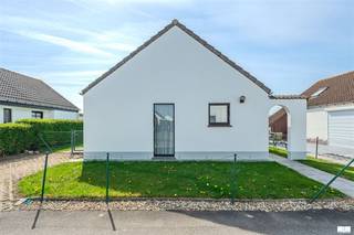 UNIEK VAKANTIEWONING IN MIDDELKERKE MET BIJZONDERE INDELING EN VEEL POTENTIEELDeze modern ingerichte woning in Middelkerke biedt een uitstekende combinatie van comfort en functionaliteit. Het hart van deze woning wordt gevormd door een ruime woonkamer met vaste trap naar een mezzanine level, waar extra slaapplaatsen zijn ingericht. De woonkamer beschikt over grote ramen die volop natuurlicht toelaten en een directe verbinding met buiten. Een praktische eettafel biedt ruimte voor gezellige maaltijden.De keuken is modern en volledig uitgerust met alle benodigde apparatuur. De slaapkamers zijn gezellig ingericht, waaronder een ruime slaapkamer met ensuite badkamer en elegante houten kasten. Een tweede volledig ingerichte badkamer voorziet in alle sanitaire voorzieningen.Dit vakantieproperty beschikt over een gezellige lounge met comfortabele zitplaatsen, perfect voor ontspanning. De woning is voorzien van grote schuiframen en deuren die uitkomen op een aangename buitenruimte met onderhouden tuin.Buiten is een eigen parkeerplaats aanwezig, en het terrein is omheind voor maximale privacy. De ligging in Middelkerke, dicht bij het strand en centrale voorzieningen, maakt deze woning zeer aantrekkelijk voor vakantiegangers en gezinnen.