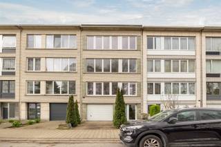 <p><span>Welkom aan dit opgefrist 2-slaapkamerappartement net ten zuiden van de groene long van Antwerpen : "het Rivierenhof." </span></p><p><span>Indeling: inkomhal, lichte leefruimte met grote raampartijen en aansluitend de vernieuwde keuken, 2 volwaardige slaapkamers achteraan met volledig uitgerekt Zuid terras over de gehele breedte van het appartement. . Badkamer met douche, toilet en wastafel.</span></p><p><span>Extra's: * Energetisch gerenoveerd gebouw (renovatie 2025) met hoogrendementsglas, warmtepomp lucht/lucht en vloerisolatie * Uitstekend EPC-label B (118 kWh/m²jaar) * Direct bewoonbaar of onmiddellijk verhuurbaar * Optie: aankoop gelijkvloers met 3 garageplaatsen én toegang tot de tuin voor 80.000,00 euro / 1e verdieping en 3e verdieping ook te koop bij Sinjoor Makelaars.</span></p><p><span>Info/bezoek: 03/283 05 00 - <span>stad@sinjoor.be</span></span></p>