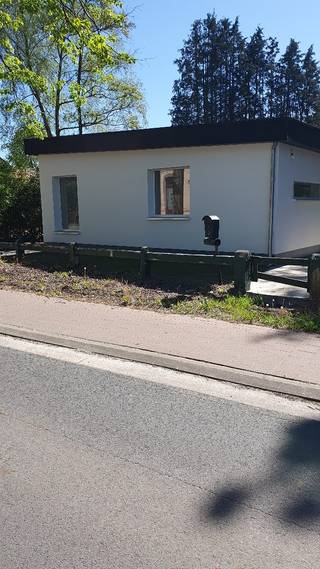 Recent gerenoveerd, vloerverwarming, ventilatie systeem D.Alles glkvl.Nieuwe keuken en badkamer met spiegelkasten, living,2 slpk, veranda, 1 garage,...