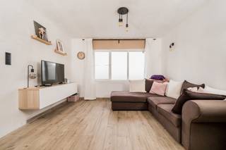 Uitstekend gelegen open bebouwing met een mooie tuin aan de achterzijde en een prachtig zicht aan de straatzijde over velden !!U komt de woning...