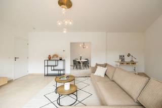 <p><span>In een rustige buurt </span><span>nabij het centrum van Mechelen</span><span> vindt u deze veelzijdige woning met </span><span>drie slaapkamers</span><span>, garage en een tuin. De woning combineert functionaliteit, comfort en een</span><span> gunstige ligging</span><span> voor wie dicht bij het centrum wil wonen, maar toch rust zoekt. Het openbaar vervoer is gemakkelijk bereikbaar, </span><span>winkels en scholen bevinden zich op wandel- en fietsafstand</span><span> en de E19 Antwerpen/Brussel is zeer vlot bereikbaar.</span></p><p><span>Indeling:</span></p><p><span>Gelijkvloers:</span></p><ul><li><span>Inkomhal met toegang tot garage</span></li><li><span>Slaapkamer of praktijkruimte</span></li><li><span>Douchekamer</span></li><li><span>Toegang tot de tuin met achteringang</span></li></ul><p><span>Eerste verdieping:</span></p><ul><li><span>Ruime en lichtrijke woonkamer</span></li><li><span>Aansluitende keuken</span></li><li><span>Terras met zicht op de tuin</span></li></ul><p><span>Tweede verdieping:</span></p><ul><li><span>Badkamer</span></li><li><span>Twee slaapkamers, ideaal als master en kinderkamer of logeerkamer</span></li></ul><p><span>Buiten:</span></p><ul><li><span>Gezellige tuin, perfect om in alle rust te genieten</span></li></ul><p><span>Troeven:</span></p><ul><li><span>Praktijkruimte of extra slaapkamer op het gelijkvloers</span></li><li><span>Ruime woonkamer met veel lichtinval en terras</span></li><li><span>Eigen garage en tuin</span></li><li><span>Centrale ligging: op wandelafstand van winkels, scholen en openbaar vervoer</span></li><li><span>Vlotte verbinding naar Antwerpen en Brussel via de E19</span></li></ul><p><span> </span></p><p><span>Ben je geïnteresseerd in deze woning te koop in Mechelen, ben je op zoek naar ander vastgoed of wens je de waarde van jouw eigendom te kennen? Dan ben je bij BOLT Immo aan het juiste adres! Wij helpen jou graag verder.</span><span> </span></p>