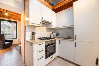 <strong>Instapklare, charmante woning met gezellige buitenruimte nabij het centrum van Zele</strong><br /><br /><strong>Op zoek naar een instapklare, charmante en praktische woning in een rustige omgeving, maar toch dicht bij het centrum van Zele? Deze gezellige woning combineert comfort, efficiëntie en een warme sfeer. Ideaal als eerste woonst of als interessante opbrengsteigendom met een vlotte indeling en lage vaste kosten.</strong><br /><br /><strong>De gelijkvloerse verdieping:</strong><br />• een gezellige <strong>leefruimte </strong>met aangename <strong>lichtinval</strong>,<br />• een praktische <strong>keuken </strong>met de nodige voorzieningen om <strong>comfortabel</strong> te koken,<br />• een <strong>badkamer </strong>uitgerust met douche, lavabo, toilet en aansluitingen voor wasmachine en droogkast,<br />• toegang tot de <strong>buitenruimte </strong>via de keuken.<br /><br /><strong>De eerste verdieping:</strong><br />• een ruime en lichte <strong>slaapkamer</strong> met voldoende bergruimte.<br /><br /><strong>De zolder:</strong><br />• een <strong>praktische zolderruimte</strong> boven de keuken, ideaal als extra stockage.<br /><br /><strong>De tuin:</strong><br />• een gezellige, <strong>onderhoudsvriendelijke buitenruimte</strong>,<br />• een fijne plek om te <strong>ontspannen</strong>, te genieten van de zon of een barbecue met vrienden.<br /><br /><strong>Algemeen:</strong><br />• <strong>instapklare</strong> en <strong>praktische </strong>woning,<br />• ideaal voor <strong>starters </strong>of als <strong>opbrengsteigendom</strong>,<br />• <strong>centrale</strong> maar <strong>rustige </strong>ligging nabij het centrum van Zele,<br /><strong>• energiezuinig (EPC C),</strong><br /><strong>• vlotte parkeermogelijkheden voor auto en fiets,</strong><br /><strong>• overname van meubelen mogelijk.</strong><br /><br /><strong>Een charmante en efficiënte woning met een warme uitstraling en een praktische indeling. Ideaal voor wie comfortabel wil wonen of op zoek is naar een rendabele investering.</strong>