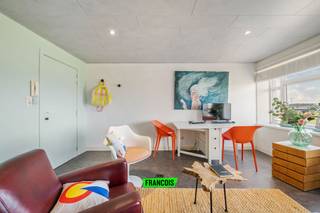 Welkom in residentie Ter Duinen, gelegen op de tweede verdieping en recht tegenover het idyllische Duinenkerkje ⛪🌿. Dit appartement combineert een gezellige sfeer met een prachtige ligging.<br /><br />🛋️ Bij het binnenkomen geniet u van een open woonkamer met geïntegreerde keuken, waar het groene uitzicht meteen voor een oase van rust zorgt 🌳.<br /><br />🚿 Vanuit de hal bereikt u de badkamer met douche en wasmeubel.<br /><br />🛏️ Aansluitend bevindt zich de ruime slaapkamer, perfect voor een goede nachtrust.<br /><br />Het gebouw zelf is goed onderhouden en dankzij de zongerichte oriëntatie geniet u bij het buitenkomen van een echt vakantiegevoel ☀️🏖️. Alles wat u nodig heeft ligt op wandelafstand: gezellige restaurants 🍴, winkels 🛍️ en natuurlijk de Duinen.<br /><br />Een ideale woonst of tweede verblijf voor wie houdt van rust, charme en de kust! 🌊✨