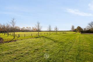 Gelegen op een groen domein van 1,5 hectare ligt dit schitterend landhuis met een bewoonbare oppervlakte van maar liefst 605 m². De ligging biedt...