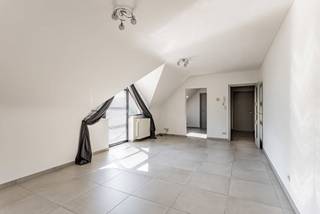 <p>Voor een bezoek bel Saimen: 0470 79 24 20 of mail naar saimen@cornelis-goeman.be <br />Op zoek naar een instapklaar appartement op een rustige locatie? Dan is dit verzorgde dakappartement in Schendelbeke, deelgemeente van Geraardsbergen zeker een bezoek waard.</p>
<p>Het appartement bevindt zich op de bovenste verdieping van een kleinschalige residentie (6 appartementen) en geniet van een aangename lichtinval en een praktische indeling.</p>
<p>Via de inkomhal kom je in de ruime en gezellige leefruimte, die aansluit op de volledig uitgeruste keuken. Verder beschikt het appartement over een apart gastentoilet, een nachthal, twee volwaardige slaapkamers en een badkamer.</p>
<p>Als extra troef hoort er bij het appartement een privatieve garagebox, waardoor je steeds over voldoende parkeer- en opbergruimte beschikt, bij te kopen aan € 15.000,-</p>
<h3>Pluspunten:</h3>
<ul>
<li>Lichtrijk appartement</li>
<li>Keuring elektriciteit conform tot 2042</li>
<li>Gunstig EPC</li>
<li>Kleinschalig gebouw</li>
<li>Nabij recreatiedomein De Gavers</li>
</ul>
<p>Dankzij de rustige ligging in Schendelbeke woon je in een aangename omgeving met winkels, openbaar vervoer en verbindingswegen in de nabije omgeving.</p>
<p><strong>Interesse? Neem gerust contact op voor meer informatie of een bezoek ter plaatse!</strong></p>