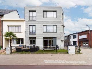 <p>Dit charmante gelijkvloers appartement werd volledig gerenoveerd in 2015 en ligt op een toplocatie. Je woont op wandelafstand van winkels, supermarkten, het Park van Eden en openbaar vervoer. Dankzij de centrale ligging zijn belangrijke invalswegen vlot bereikbaar, ideaal voor wie comfort en bereikbaarheid belangrijk vindt.</p><p><br /></p><p>Het appartement bestaat uit een mooie, lichte woonkamer op parket – een open keuken voorzien van alle hedendaagse toestellen – een zonnig terras met tuintje – een ruime slaapkamer (ca. 12m²) met voldoende plek voor een dubbel bed en kasten – een moderne badkamer met inloopdouche, toilet en wastafel – een berging met aansluitingen voor wasmachine en droogkast.</p><p><br /></p><p><strong>Belangrijke troeven:</strong></p><ul><li>Elektriciteit is conform</li><li>Gemeenschappelijke garage voor fietsen</li><li>Vlakbij het centrum en belangrijke invalswegen</li></ul>