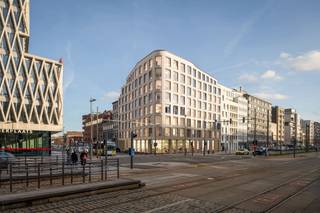 <p>The Tide is een uniek herontwikkelingsproject in het bruisende centrum van Antwerpen, recht tegenover de AP Hogeschool Campus Noordplaats. Het project omvat 130 studentenkamers, 10 residentiële studio’s, een commerciële plint en 48 ondergrondse parkeerplaatsen. Voor studenten is The Tide de ideale uitvalsbasis: de verschillende campussen van de Universiteit Antwerpen en de AP Hogeschool liggen in de onmiddellijke nabijheid, net als alle noodzakelijke voorzieningen op het vlak van cultuur, horeca en sociale activiteiten. Zo kunnen studenten volop genieten van alles wat deze levendige stad te bieden heeft.</p>
<p>Het nieuwe gebouw bestaat uit een commercieel gelijkvloers, gevolgd door 130 high-end studenten-kamers, verdeeld over meerdere verdiepingen. Elke kamer is voorzien van een private sanitaire cel. Op elke verdieping is er een gemeenschappelijke leefruimte met keuken, ontworpen als aangename ontmoetingsplek voor de studenten. De studentenkamers variëren in oppervlakte van 19 m<span>2</span> tot 31 m<span>2</span>, met een gemiddelde van 22 m<span>2</span>.</p>
<p>De kamers werden volledig ontworpen door Caroline De Cuyper, zodat ze niet alleen praktisch maar ook stijlvol en huiselijk aanvoelen. Dit project wordt volledig instapklaar opgeleverd, inclusief maatmeubilair, verlichting, gordijnen en geschilderde muren. Het verplichte afwerkingspakket garandeert een zorgeloze oplevering waarbij alles tot in de puntjes is afgewerkt. De look & feel combineert een eigentijdse en high-end uit-straling met een urban, hip karakter – stijlvol, modern en klaar om meteen in gebruik te nemen.</p>