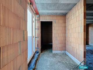 In een rustige straat in Veldegem bevindt zich deze nieuwbouwwoning in wind- en waterdichte uitvoering, met een vlotte verbinding naar winkels, openbaar vervoer en de E403. Je komt binnen via de inkomhal met gastentoilet en berging (voorzien voor wasmachine), die leidt naar de lichtrijke woonkamer met open keuken. Aansluitend vind je nog een bureau. Op de eerste verdieping zijn er drie slaapkamers, een badkamer, een tweede toilet en een extra douchekamer tussen twee kamers. Via een vaste trap bereik je de zolder, waar je nog extra kamers kan creëren. De woning is voorzien van een regenwaterput van 10.000 liter. Een ideale woning voor wie nog zijn eigen afwerking wil bepalen, met tal van mogelijkheden.