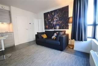 <p><span>Mooi, recent 1 slaapkamer gemeubeld appartement op een super goede locatie, in de Europese wijk. Inkomhal met praktische berging / wasruimte. Leefruimte met ingerichte keukenhoek. Compact balkon aan de voorzijde. Slaapkamer met aansluitende badkamer met douche, lavabo en toilet. Klein balkon. Zeer goede ligging, in een rustige straat, op wandelafstand van het openbaar vervoer, de Europese instellingen, Metro, winkels en restaurants.</span></p>