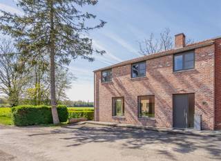 <p><span>Kwalitatieve woning met 3 slaapkamers, 1 badkamer , grote tuinberging, mooie materialen, doordachte indeling, veel licht, op een perceel van 640 m² met waanzinnig uitzicht over de weilanden.</span></p><p><span> </span></p><p><span>Gelijkvloers</span></p><p><span>Inkomhal met gastentoilet en stijlvolle houten trap naar de verdieping als blikvanger. Dubbele deur met glas naar de leefruimte. Deze baadt in het licht door de grote ramen. Het uitzicht hier is in 1 woord schitterend : landerijen zover je kunt kijken…</span></p><p><span>De open keuken is goed uitgerust en mooi afgewerkt . Naast de keuken bevindt zich  een praktische bijkeuken.</span></p><p><span>Vanuit de woonkamer rechtstreeks toegang naar het deels overdekt terras en de tuin. De grote oude notenboom is mooi geïntegreerd bij de aanleg van het terras.</span></p><p><span> </span></p><p><span>Eerste</span><span> </span><span>verdieping</span></p><p><span>Boven bevinden zich 3  slaapkamers : 1 zeer grote en 2 kleinere. De badkamer is ruime en comfortabel (ligbad, ,dubbele wastafel, douche, en wc). De grote slaapkamer biedt een fantastisch vergezicht!</span></p><p><span> </span></p><p><span>Tuin</span></p><p><span>Gezellig (deels overdekt) terras aan de woning, en zalige, landelijk aangelegde  tuin: hier thuiskomen geeft je instant rust en een vakantiegevoel! De grote tuinberging is een extra meerwaarde.</span></p><p><span> </span></p>