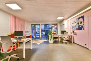 Ontdek een unieke kans om uw bedrijf te vestigen in het prachtige handelspand gelegen in de Oostendestraat 88a te Torhout. Met een ruime showroom...