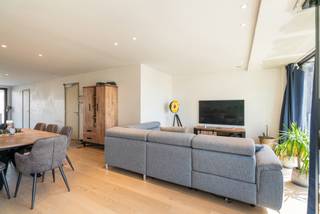 In De Smet de Naeyerlaan in Blankenberge vind je deze ruime en recente omgekeerde duplex (bouwjaar 2022) met een bewoonbare oppervlakte van maar liefst 114 m². Dankzij de doorzonindeling geniet je hier de hele dag van natuurlijk licht en een open zicht aan zowel de voor- als achterzijde.
De leefruimte bevindt zich op de bovenste verdieping en voelt bijzonder ruim en aangenaam aan. Grote raampartijen zorgen voor een lichtrijke sfeer en geven toegang tot twee terrassen waar je maximaal van de buitenlucht kan genieten. De open keuken is volledig uitgerust en vormt samen met de leefruimte het hart van het appartement. Aansluitend is er nog een berging met een apart gastentoilet.
Op het gelijkvloerse niveau bevinden zich de slaapkamers en de badkamer. Van hieruit heb je rechtstreekse toegang tot de tuin, wat dit appartement extra comfortabel en uniek maakt. De tuin beschikt bovendien over een praktische opbergruimte.
Verder is het appartement voorzien van vloerverwarming, rolluiken, voldoende bergruimte en alle hedendaags comfort. De ligging is een absolute troef: vlakbij het centrum van Blankenberge, winkels, openbaar vervoer en alle voorzieningen, maar toch met een open en rustig gevoel.
Het gebouw beschikt bovendien over een gemeenschappelijke fietsenberging en een afvallokaal. Kortom, aan alles werd hier gedacht.
👉 Plan nu je bezoek via jens@keyimmo.be of 0496 41 55 77 en ontdek dit fantastische duplexappartement in Blankenberge.