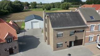<p>Op zoek naar een ruime gezinswoning met tuin, een uitzonderlijke loods én een eigen kantoorruimte? Dit karaktervolle huis uit 1977 combineert een gezellige, landelijke sfeer met alle troeven voor wie graag thuis en professioneel actief is onder één dak.</p>
<p>De woning biedt een bewoonbare oppervlakte van 249 m² op een perceel van maar liefst 1.218 m², met zuidwestgerichte tuin en terras (30 m²). Een absolute troef is de aparte loods op het perceel, met een hoge poort waar zelfs vrachtwagens moeiteloos in- en uitrijden – ideaal voor wie professioneel opslag, transport of een werkplaats nodig heeft, of gewoon veel plaats zoekt voor materiaal en voertuigen.</p>
<p>Binnen vindt u een sfeervolle leefruimte met open haard, een ingerichte keuken, 4 slaapkamers (waarvan één riant van 35 m²), een apart bureau (12,71 m²) en een badkamer met douche én ligbad. Extra troeven: garage, maar liefst 6 parkeerplaatsen, zolder, wasplaats en een bijkomende werkplaats.</p>
<p>Dankzij de bestemming "privé – eengezins + kantoor" en de aparte kantoorruimte leent dit pand zich uitstekend voor een vrij beroep of thuiskantoor. De ligging is bovendien uitzonderlijk vlot: centraal in Dilbeek, op wandelafstand van het centrum en winkels, met scholen in de buurt en de oprit van de autostrade op amper 200 meter – een absolute meerwaarde voor pendelaars en ondernemers die snel op de invalswegen naar Brussel willen zijn.</p>
<p>Indien interesse, neem contact op met ons op 02/203.03.03 of info@immo-store.be.</p>