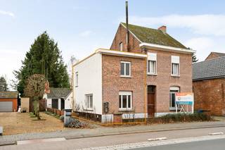 Op een uitstekende locatie te Beerzel bevindt zich deze te renoveren halfopen bebouwing met 2 slaapkamers en terras. De woning geniet van een centrale ligging met een goede bereikbaarheid kortbij het centrum van Beerzel met winkels, eet-en drankgelegenheden, scholen en het openbaar vervoer nabijgelegen.<br /><br />We betreden de woning via de inkomhal. Aangrenzend bevindt zich de leefruimte die u kan inrichten met een gezellige zithoek en een aparte eetplaats. De keuken is achteraan de woning gelegen en is uitgerust met de voornaamste toestellen. Van hieruit heeft u toegang tot het leuke terras met berging, waar u steeds in alle rust en privacy kan genieten van het mooie weer. Verder beschikt u op het gelijkvloers nog over een badkamer met lavabo, toilet en douchebad. Op de eerste verdieping geeft de nachthal ons toegang tot 2 ruime slaapkamers. <br /><br />U bent verplicht deze woning binnen de 6 jaar na aankoop grondig energetisch te renoveren tot minimum EPC-label D. <br /><br />Dit is een uitstekende opportuniteit als u op zoek bent naar een renovatieproject met 2 slaapkamers nabij het centrum van Beerzel. Contacteer ons voor meer informatie op 0479/47.09.61 of via info@boonstravastgoed.be.<br /><br />Bijzonderheden :<br />- 2 slaapkamers<br />- Veel potentieel<br />- Uitstekende ligging