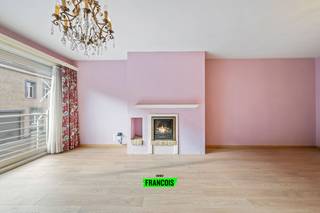 Op zoek naar een comfortabel en goed gelegen appartement in Oostende? Dan is dit instapklare pand in de Hospitaalstraat precies wat je zoekt!...