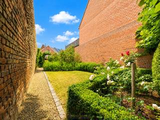HALFOPEN BEBOUWING met RUIME LOODS van ca. 100 m², gelegen op een GUNSTIGE en VLOT BEREIKBARE LOCATIE te Ronse. Deze eigendom biedt een UITSTEKENDE OPPORTUNITEIT voor wie op zoek is naar een combinatie van wonen met OPSLAG-, HOBBY- of WERKRUIMTE. Dankzij de CENTRALE LIGGING bevinden het CENTRUM van Ronse, winkels, scholen en BELANGRIJKE INVALSWEGEN richting Oudenaarde en Gent zich op korte afstand. De woning kan MITS RENOVATIE uitgroeien tot de IDEALE GEZINSWONING, volledig afgestemd op uw eigen smaak en noden.<br />De indeling gaat als volgt: via de inkomhal heeft u toegang tot de ruime woonkamer en de kelder. Aansluitend bevindt zich de te renoveren keuken met wasplaats en een apart gastentoilet. Op de 1ste verdieping geeft de nachthal toegang tot 3 slaapkamers en een te renoveren badkamer. Via een vaste trap bereikt u de ruime zolderverdieping, die tal van mogelijkheden biedt voor het creëren van extra slaapkamers, een hobbyruimte of bureau.<br />Buitenshuis beschikt deze eigendom over een oprit die rechtstreeks toegang geeft tot de ruime loods, ideaal voor zelfstandigen, verzamelaars of hobbyisten. Achter de loods bevindt zich bovendien een gezellige stadstuin. Een bijkomende troef is de uitweg via de achterliggende Oudestraat, wat zorgt voor extra toegankelijkheid en gebruiksgemak.<br /><br />Adres: Kruisstraat 203 te Ronse<br /><br />EPC: 514kWh/m², G-score A en P-score B, Renovatieplicht van toepassing, Bestuursmaatregelen in het maatregelenregister: Neen