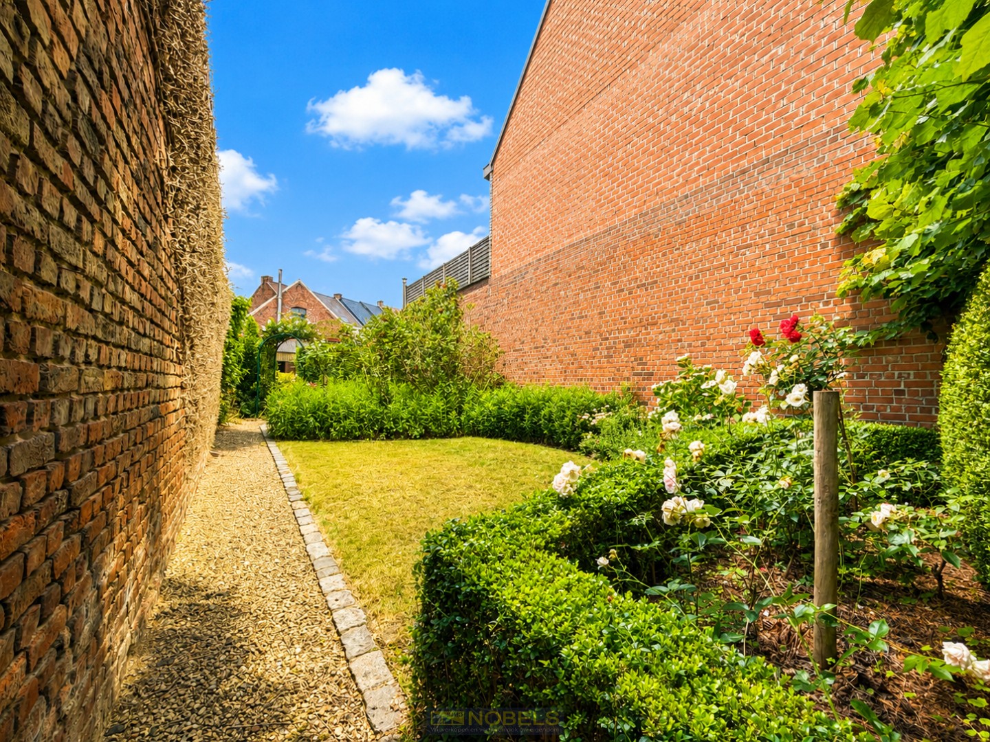 Te koop, Gezinswoning met loods van ca. 100 m² op centrale ligging te Ronse! - photo 3
