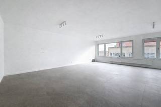 Dit tweeslaapkamerappartement bevindt zich op de 7e verdieping, te bereiken via de lift en kent volgende indeling:Indeling:- woonkamer op tegel- volledig nieuwe keuken afgewerkt met alle nodige toestellen: oven, kookplaat, vaatwasser en koelkast met vriesvak- master bedroom met ingebouwde kasten en toegang tot het terras- tweede slaapkamer met toegang tot het terras- badkamer met inloopdouche, lavabo en handdoekdroger- apart toilet- berging met aansluiting voor wasmachine en droogkast en ingemaakte kastBijzonderheden:- de maandelijkse, gemeenschappelijke kosten bedragen € 250 per maand, inclusief verwarming en water- lift in gebouw- voorzien van elektrisch te bedienen verduistering- beschikbaar: 01/02/2026- EPC: C