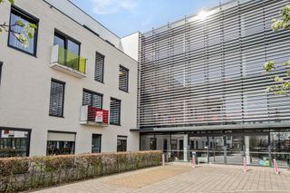 Ontdek deze prachtige assistentiewoning gelegen in residentie Twee Poorten, het kloppende hart van Tienen. Indeling: een heldere woonkamer, een...