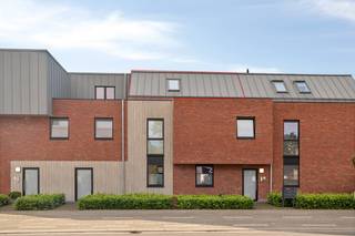 Op een uitstekende locatie te Grobbendonk treffen we dit recent en instapklaar appartement met 1 slaapkamer, autostaanplaats en carport.<br /><br />Dit prachtige gebouw bevindt zich op een centrale locatie net buiten de dorpskern van Grobbendonk, waar winkels, scholen en openbaar vervoer zich binnen handbereik bevinden. Tevens vlotte verbinding met omliggende gemeenten en oprit autostrade E313.<br /><br />We betreden het gebouw via de gezamenlijke inkomhal op het gelijkvloers. Deze brengt ons, via lift of trap, tot de bovenste verdieping, waar het appartement zich bevindt.<br /><br />Bij het binnenkomen worden we verwelkomt door de inkomhal met vestiaire mogelijkheden. Langs hier verkrijgen we toegang tot de leefruimte met gezellige zithoek, eetplaats en aansluitend volledig ingerichte keuken met alle toestellen. Alle ruimtes genieten hier van maximale lichtinval door de grote raampartijen. Het schuifraam in de leefruimte, geeft toegang tot het prachtige zonneterras waar het heerlijk vertoeven is in alle rust. Verder geniet dit schitterend appartement één ruime slaapkamer met inbouwkast en ensuite badkamer. Achterliggend de badkamer is er de aanwezigheid van een geriefelijke berging met voorziening wasmachine.<br /><br />Tot slot geniet dit appartement een privatieve autostaanplaats in de ondergrondse parking alsook een overdekte carport.<br /><br />Troeven: EPC label A, conforme elektriciteit, zonnepanelen<br />Bijkomend is het appartement uitermate geschikt voor verhuur.