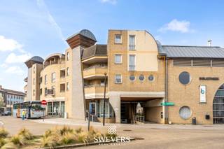 Voor meer info en foto’s, surf naar www.swevers.be – Dit appartement op de tweede verdieping van een verzorgd gebouw uit 1997 ligt in het centrum...