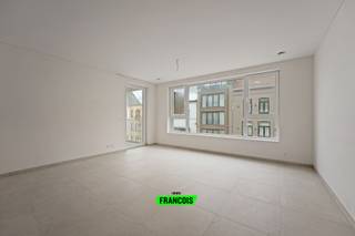 Residentie ‘SWAN’ betreft een uniek en kwalitatief nieuwbouwproject, die 22 ruime appartementen, bijhorende kelderbergingen en 15 garages bevat. Het comfort wordt aangeboden in appartementen, variërende tussen één, twee of drieslaapkamers met unieke grotes en omvangen. Kortom, voor elk wat wils!<br /><br />De residentie bevindt zich op een uiterst centrale ligging waar we slechts enkele stappen verwijderd zijn van het centraal station, de Zeedijk, de markt, de haven en alle winkel- en eetgelegenheden. De twee gelijkvloersappartementen werden voorzien van een privétuin waar de overige appartementen kunnen rekenen op een zuidelijk gericht zonneterras.<br /><br />De kwalitatieve afwerking die meteen zichtbaar wordt in de appartementen, gaat hand in hand met het gebruik van de hoogwaardige materialen. Zo worden alle wooneenheden voorzien van warmtepompen aangesloten op vloerverwarming, om alle entiteiten volledig zelfvoorzienend te maken, een ware knipoog naar een energiezuinige toekomst. Door het aanvullend gebruik ventilatiesystemen (type D) met warmterecuperatie bekomen we dan ook uiterst zuinige energielabels. (E- peil 30).<br /><br />Verder is er een ruim budget voorzien voor eigen inbreng. Als koper heeft U namelijk nog de mogelijkheid om uw eigen keuzes te maken. De vloeren alsook de aankleding van de badkamer en/of keuken worden dan ook in samenspraak met U gekozen.<br /><br />Koop op plan en geniet het voorrecht om een persoonlijke toets te geven aan de afwerking van uw droomappartement! Tijdens deze professionele begeleiding wordt namelijk een bijzondere zorg besteed aan uw wooncomfort en aan de rust en privacy van alle bewoners.<br /><br />Mogelijkheid tot aankopen 6% BTW, mits voldoen aan de voorwaarden.<br /><br />Verkoop onder wet Breyne. EPB, EK &amp; PID conform bij oplevering. <br /><br />