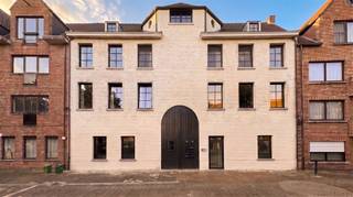 <p>Ruim en comfortabel gelijkvloers nieuwbouwappartement met hoge plafonds, één slaapkamer en een grote zuidgerichte tuin van ca. 124 m² met terras. Dankzij de grote raampartijen geniet u van veel natuurlijke lichtinval en een aangenaam gevoel van ruimte.</p><p>Via de inkomhal komt u rechtstreeks in de ruime leefruimte met open keuken. De berging is vanuit de leefruimte bereikbaar en beschikt over aansluitingen voor wasmachine en droogkast, extra opbergruimte en de binnenunit van de lucht-waterwarmtepomp.</p><p>Vanuit de keuken geeft een deur toegang tot de badkamer, het toilet en de slaapkamer. De badkamer is voorzien van een dubbele lavabo en douche. De slaapkamer bevindt zich achteraan en beschikt over een grote schuifdeur met driedubbele beglazing, die een directe verbinding vormt met het terras en de ruime tuin.</p><p>Het appartement beschikt over vloerverwarming, aluminium ramen, een lucht-waterwarmtepomp en ventilatiesysteem D. Het E-peil is A+. Er is tevens een gemeenschappelijke fietsenberging.</p><p>De ligging is een belangrijke troef: vlak bij het centrum van Turnhout, winkels, horeca en dagelijkse voorzieningen. Parking Le Bon bevindt zich aan de overkant van de straat en biedt extra parkeergemak.</p><p>2% registratierecht mogelijk indien u voldoet aan de voorwaarden voor de enige eigen woning.</p><p>Kelderberging van 9,5 m² verplicht aan te kopen voor € 9.000.</p>