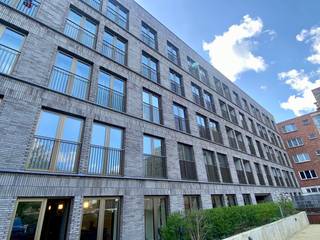 <strong>Residentie 14 Van Schoonbeke: </strong><span>Assistentiewoning met 1 slaapkamer op residentiële ligging en nabij 2 parken (Vinkenpark en Harmoniepark). </span><br /><br /><span><strong>Indeling: </strong>Inkom; open keuken; woonkamer met zicht op de binnenplaats; berging/wasplaats; badkamer; slaapkamer. Doorheen gans het appartement ligt een smaakvolle keramische tegel. Het raamwerk is van de hoogste kwaliteit in aluminiumkaderwerk. Er zijn zonnepanelen op het dak. </span><br /><br /><span>Buurt: Slager over de deur, apothekers en ziekenhuis om de hoek. Openbaar vervoer en horeca op wandelafstand. Verschillende supermarkten in de omtrek van ca. 1km. </span><br /><br /><span>Services inbegrepen in de dagprijs: Crisiszorg; 24/7 noodoproepsysteem; Woonassistent; Onderhoud gemene delen; gebruik van fitness, biljart, leeszaal, gezamelijke (dak)terrassen, lounge...</span><br /><br /><strong>Bijzonderheden:</strong>
<ul>
	<li><span>Ondergrondse kelderberging inbegrepen. </span></li>
	<li><span>Individueel verbruik van water, gas en elektriciteit.</span></li>
	<li><span>Momenteel verhuurd. </span></li>
</ul>