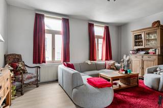 <strong>Interessant opbrengsteigendom met 2 verhuurde entiteiten<br /><br />Algemeen:</strong><br />- Renovatie uitgevoerd in 2003-2012<br />- Bewoonbare oppervlakte: ca. 115 m² GLVL en ca. 110 m² Duplex<br />- Zeer karaktervolle appartementen<br />- Gelijkvloers appartement beschikt over een terras en tuin met volledige privacy<br />- Oprit met parkeerplaats aanwezig<br />- Beide appartementen zijn momenteel reeds verhuurd<br /><br /><strong>Onmiddellijke omgeving:</strong><br />- Pal in het centrum van Kontich met scholen, parken, winkels en openbaar vervoer op fiets- en wandelafstand<br />- Zeer vlotte bereikbaarheid naar Antwerpen en Brussel (E19 en trein)<br /><br /><strong>Technische kenmerken:</strong><br />- CV gas (2022)<br />- Degelijke basisconstructie<br />- Kelder met voorzieningen WM/DK aanwezig<br /><br /><strong>Indeling:<br /></strong><span>Gelijkvloerse verdieping (ca. 130 m²)</span><br />- Aparte inkomhal voor duplex<br />- Toegang naar de kelder met voorzieningen WM/DK<br />- Aparte inkom voor het GLVL appartement<br />- Sas met ingemaakte vestiairekast<br />- Ruime slaapkamer<br />- Aparte bureauruimte/slaapkamer<br />- Leefruimte met aparte tv hoek<br />- Gesloten keuken met zicht op tuin<br />- Badkamer met inloopdouche<br />- Onderhoudsvriendelijke oost tuin met terras<br /><br /><span>Eerste verdieping (ca. 50 m²)</span><br />- Hal<br />- Gezellige leefruimte met open keuken<br />- Volledig geïnstalleerde keuken<br /><br /><span>Tweede verdieping (ca. 50m²)</span><br />- Nachthal<br />- 2 slaapkamers<br />- Badkamer met ligbad, douche, wastafel en toilet <br /><br /><strong>Virtuele rondleiding:</strong><br />Gelijkvloers: https://youtube.com/shorts/jTpcg30iOyc<br />Duplex: https://youtube.com/shorts/oxsfCTvsijo<br /><br />Stedenbouwkundige inlichtingen in aanvraag.<br />Voor meer informatie kan u terecht op www.deboerenpartners.be.