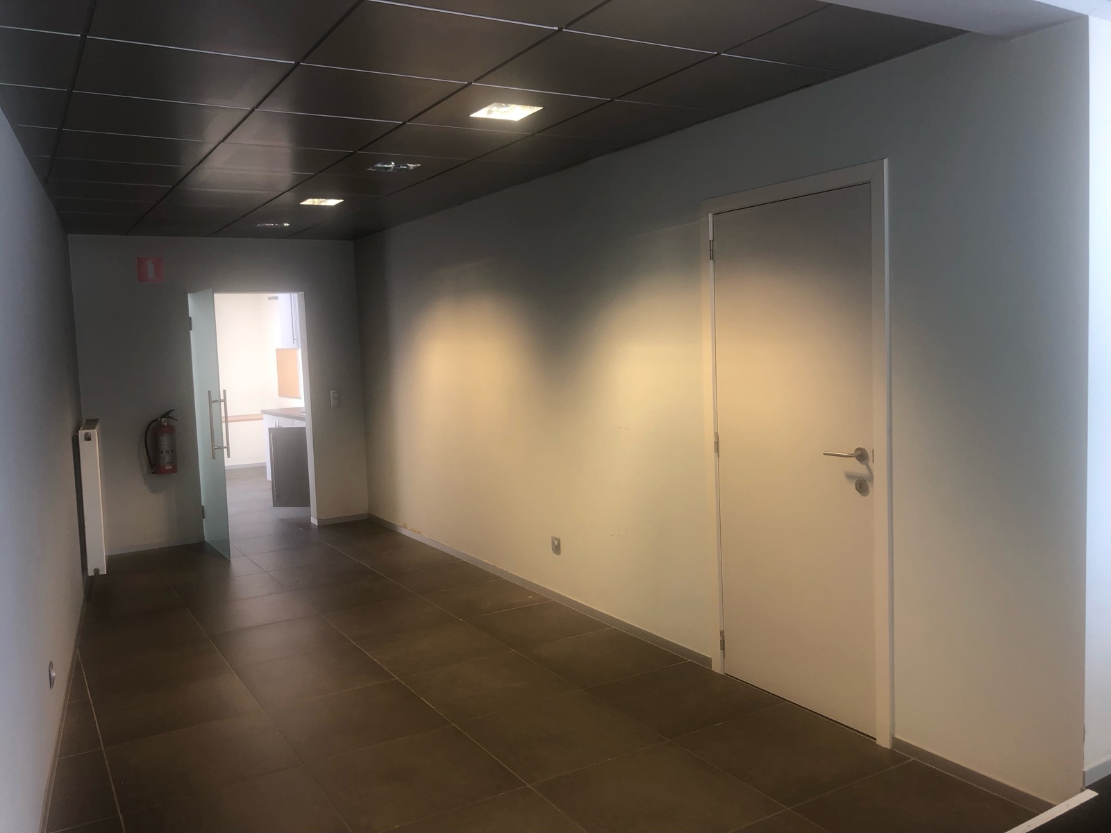 Gelijkvloerse handelsruimtes op centrale hoekligging te St.Gillis-Waas - foto 3