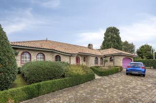 Are you looking for the ideal balance between peace and urban proximity? This exceptional, well-maintained Spanish-style single-storey villa...