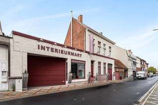 Gelegen op een toplocatie in het hart van Izegem, bevindt dit charmante handelspand met woonst zich op een steenworp van winkels, openbaar vervoer en belangrijke invalswegen. Dankzij de uitstekende zichtbaarheid en centrale ligging is dit een ideale plek voor wie een eigen zaak wil uitbaten of op zoek is naar een rendabele investering.<br />Het perceel heeft een oppervlakte van 629 m², breedte voorgevel ca. 19 m, diepte ca. 44 m.<br /><br />Indeling:<br />HANDELSRUIMTE: GLV - handelspand met open ruimte die naar eigen wens kan ingericht worden, garagepoort met inrijpoort, atelier en kelder. Perfect geschikt voor een winkel, kantoor of praktijkruimte.<br />WONING: 1e VERDIEPING - een gezellige leefruimte, een open keuken<br />2e VERDIEPING - nachthal, drie slaapkamers en badkamer met bad en inloopdouche.<br /><br />Troeven van dit pand:<br />- Toplocatie in het centrum van Izegem<br />- Ruime handelspand met veel potentieel<br />- Instapklare duplex woonst op de eerste verdieping<br /><br />Contacteer ons voor meer informatie of een bezoek via bo@panorama.immo of 0479 109 908.<br />