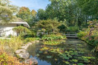 <strong>Prachtige en instapklare gelijkvloersvilla met unieke parktuin op 2.086 m² (ZW)</strong><br /><br /><strong>Zeer gunstig en rustig gelegen</strong> in villawijk <strong>"De Lint" </strong>te Oud-Turnhout, met een vlotte bereikbaarheid naar winkels, scholen, openbaar vervoer en de autostrade E34 Antwerpen-Eindhoven.<br /><br />Deze <strong>aangename en ruime gelijkvloerswoning</strong> bestaat uit een inkomhal, gastentoilet, een ruime en lichtrijke leefruimte op visgraatparket die volledig werd ingericht rond de gezellige open gashaard en een volledig ingerichte keukenhoek. De keuken werd voorzien van een kookvuur, dampkap, nieuwe vaatwasser, grote koelkast, combi-oven, heel wat kastruimte en een mooi granieten werkblad. De leefruimte werd volledig omgeven door groen en brengt zo de nodige rust na een drukke werkdag!<br /><br />Verder treffen we op het gelijkvloers <strong>twee ruime slaapkamers met ensuite badkamers </strong>die recent vernieuwd werden en waarvan 1 werd ingericht met eigen infraroodsauna en een bureauruimte of extra 3e slaapkamer. Via de ruime inpandige garage voor 2 wagens komen we terecht in de bovenverdieping waar eveneens nog een extra grote slaapkamer met eigen badkamer werd ingericht.<br />Op deze verdieping nog heel wat opbergruimte die men eventueel nog kan omvormen naar extra kamers.<br /><br />De nodige zaken werden ondernomen om de woning energiezuinig en future proof te maken door het plaatsen van <strong>18</strong> <strong>zonnepanelen met thuisbatterij</strong>, extra isolatie enz. <br /><br /><strong>Uniek </strong>aan deze woning is dat zij gelegen is in een echte <strong>parktuin van 2.086 m²</strong>, een oase van rust en volgroeid en onderhoudsvriendelijk groen met een mooie vijverpartij, gezellige terrassen en aangename rusthoekjes. De tuin werd geörienteerd naar het zuidwesten. Hier is het elke dag vakantie! <br /><br />De woning werd volledig omheind, biedt <strong>absolute privacy </strong>en is voorzien van een extra carport en tuinhuisjes. <br />Hier kan je genieten van je eigen paradijsje!<br /><br /><strong>Bijzonderheden:</strong><br />-gunstige ligging<br />-unieke parktuin<br />-3 badkamers<br />-18 zonnepanelen en thuisbatterij<br />-instapklaar<br />-asbestveilig<br />-goedgekeurde elektriciteit
