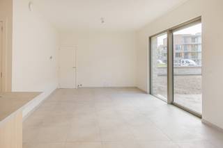 Te huur: Nieuwbouw appartement met 3 slaapkamers in Mechelen<br /><br />Modern en energiezuinig nieuwbouwappartement met 3 slaapkamers, ideaal gelegen in Mechelen. Het appartement beschikt over een lichtrijke leefruimte met open, volledig geïnstalleerde keuken, drie volwaardige slaapkamers, 1 badkamer, een ruim terras en ondergrondse staanplaats voor de wagen. <br /><br />Dankzij de recente bouw geniet u van een hoog wooncomfort en een uitstekende energieprestatie. Gelegen op een vlotte locatie nabij winkels, scholen, openbaar vervoer en belangrijke invalswegen. Gemeenschappelijke kosten: €85,00 per maand. <br /><br />Perfect voor wie comfortabel en hedendaags wil wonen in Mechelen.<br /><br />Voor meer info of een bezoek: neem gerust contact op.