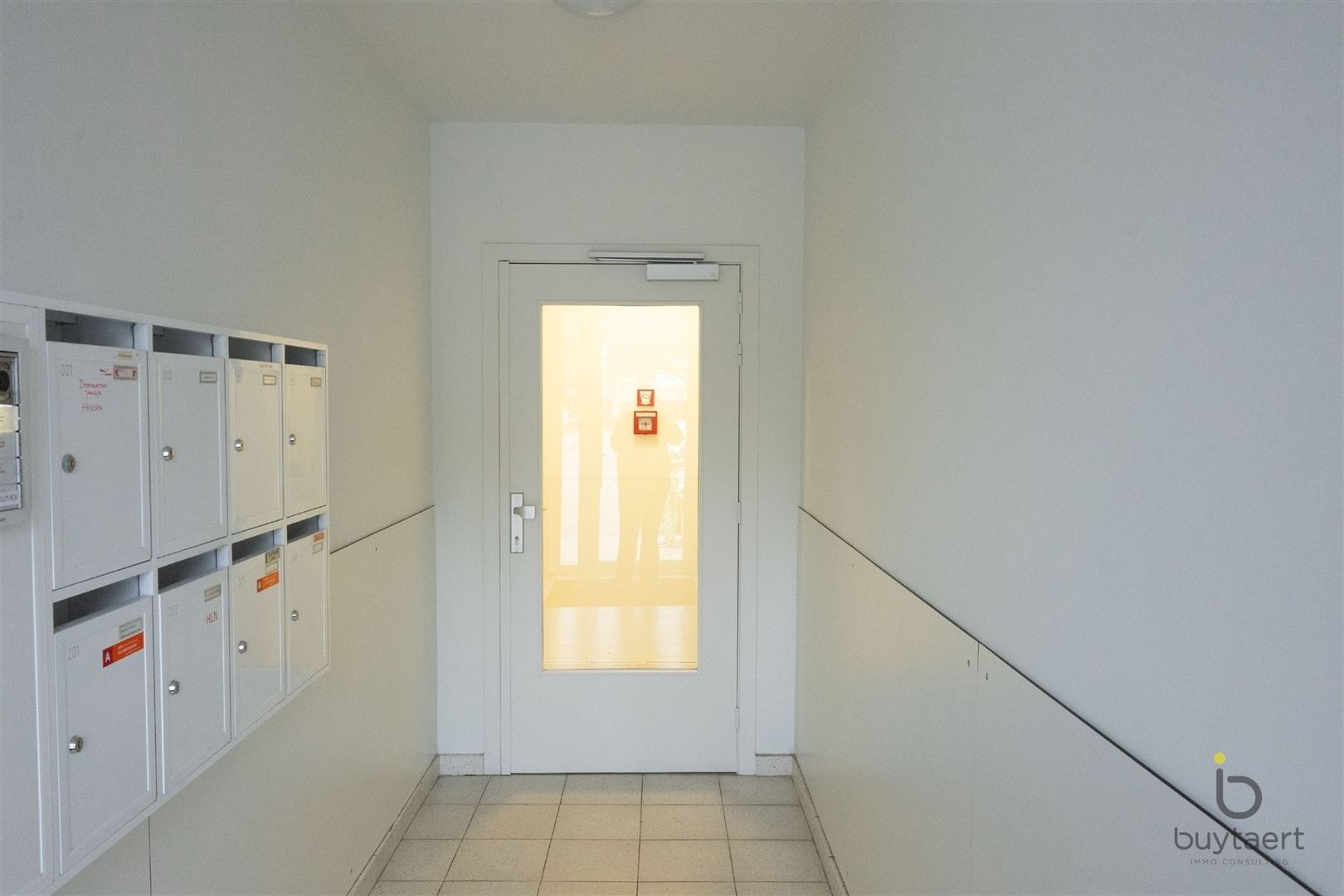 RUIME EN LICHTRIJKE PRAKTIJK IN GELIJKVLOERSAPPARTEMENT MET PRIVÉ-TUIN - foto 4