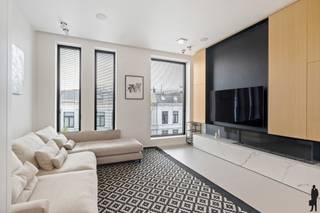 <strong>Upside down-woning met dakterras en parking</strong><br /><br />-- <strong>lift </strong>aanwezig van kelder tot dakterras! --<br /><br />Ontdek de bruisende charme van 't <strong>Zuid</strong>: de meest trendy en gewilde wijk van Antwerpen.<br />Dit levendige stadsdeel combineert een rijke geschiedenis met een moderne flair.<br />Omringd door de nieuwe kunstgallerijen, het Zuidpark en de overvloed aan gezellige cafés en restaurants, en toch nét buiten de drukte.<br />Hier woont u op wandelafstand van pareltjes als het KMSKA en groene oases als het nieuwe Zuidpark en de Scheldekaaien.<br /><br />Deze luxueus gerenoveerde <strong>herenwoning </strong>biedt een uitstekende verbinding naar en an het centrum.<br />Een ideale plek voor wie op zoek is naar een verfijnde en levendige woonomgeving.<br /><br /><span>Indeling</span><br />Inkom op het gelijkvloers met een aparte <strong>woning </strong>of <strong>appartement</strong>. Deze werd voorzien van een eigen, volledig uitgeruste keuken.<br />Een <strong>woonkamer </strong>van ca. 15 m² kijkt uit over de straat.<br />De <strong>slaapkamer </strong>bevindt zich achteraan en heeft toegang tot de koer en de en-suite douchekamer met toilet.<br />Via de lift of de trap bereikt men de eerste verdieping.<br />Deze beschikt over een ruime <strong>slaapkamer </strong>van ca. 19 m², <strong>dressing </strong>en <strong>badkamer</strong>.<br />Op de tweede verdieping bevinden zich eveneens een ruime <strong>slaapkamer </strong>van ca. 22 m² met <strong>en-suite badkamer</strong>, toilet en technische berging.<br />De derde verdieping werd volledig opengewerkt. Door de zuidelijke oriëntatie en de hoge ramen, beschikt de riante <strong>leefruimte </strong>van ca. 40 m² over een heerlijke lichtinval.<br />Het terras of de lift bieden toegang tot de <strong>zomerkeuken</strong>, met twee prachtige <strong>zonneterrassen</strong> als kers op de taart.<br />Doorheen de gehele woning werd er gerenoveerd met een geweldig oog voor detail: vloerverwarming, ingebouwde speakers en verlichting, domotica, etc.<br /><br /><span>Bijzonderheden<br /></span>- lift<br />- volledig onderkelderd: droog, wijnkelder<br />- gerenoveerd in 2022<br />- 2 staanplaatsen, waarvan 1 box, aan de overkant