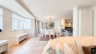 Appartement spacieux et contemporain de 182 m² sur une top localisation au cœur de Knokke, à distance de marche de la plage et des magasins, situé dans une résidence élégante datant de 2010.<br />Disposition : hall d'entrée spacieux avec vestiaire et toilette invités. Salle à manger et salon et très lumineux avec feu ouvert au gaz, une largeur de façade de 11 mètres et accès à deux terrasses. Cuisine ouverte moderne équipée de tous les appareils et un coin petit-déjeuner convivial. Buanderie/débarras pratique attenant.<br />La chambre principale dispose d’un dressing et d’une salle de bains en suite avec baignoire, toilettes et double lavabo. Une deuxième chambre spacieuse, une salle de douche séparée et une troisième chambre avec salle de bains privée (baignoire et lavabo) ainsi qu’un local technique. Toutes les chambres ont accès à la terrasse arrière et sont équipées de volets automatiques.<br />Deux caves privatives et crochets à vélos.