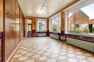 <p>Deze charmante kantoorruimte bevindt zich op een toplocatie centrum Gent.<br />Op het gelijkvloers beschikt dit eigendom over kantoorruimte van 65,68m² en een privatieve tuin van 75,5m².<br />Op het eerste verdiep is er nog een ruimte van 25,58m². Een absolute troef is de ruime aangrenzende binnenplaats. Er is mogelijkheid tot aankoop van garagebox(en) of autostaanplaats (naar keuze) op de voorgelegen binnenplaats. In Gent is deze uitzonderlijke parkeercapaciteit een bijzonder waardevolle meerwaarde. Dit zorgt voor extra comfort, vlotte bereikbaarheid en praktische parkeermogelijkheden voor uzelf of uw cliënteel.<br />Privatieve elektriciteits- en wateraansluiting (geen gas). Het kantoor heeft een opfrisbeurt nodig, momenteel geen toilet aanwezig.</p><p>Heeft u interesse? Aarzel dan niet om ons te contacteren. U kan ons bereiken op 0479/ 46. 26. 52.</p>