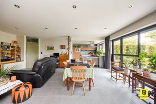 <p><span>Dubbele woonst met veel potentieel te koop in Kontich</span></p><p><span>In een rustige straat op wandelafstand van het commerciële centrum van Kontich stellen wij u deze veelzijdige dubbele woonst aan. Dit eigendom bestaat uit twee afzonderlijke wooneenheden met aparte huisnummers. Een unieke kans voor wie op zoek is naar een kangoeroewoning, een investering met verhuurpotentieel, of een combinatie van wonen en werken. Of bent u opzoek naar een ruime woning op zich?</span></p><p><span>Kruisstraat 14</span></p><p><span>U komt binnen langs een aparte ingang en komt terecht in de hal met vestiaire en gastentoilet.</span></p><p><span>Dit gelijkvloers appartement van 95 m² (cfr EPC) beschikt over een ruime en lichte leefruimte vanwaar u door de grote ramen zicht heeft op de mooi aangelegde tuin. Hier is ruimte genoeg om met gemak een salon en een eetkamer te plaatsen. De keuken met aanpalende berging is uitgerust met kookplaat met dampkap, dubbele spoelbak, combi-oven, koelkast en diepvries. Ideaal is nog de extra bergruimte om wat voorraad te kunnen plaatsen.</span></p><p><span>Aan de voorzijde van het appartement bevindt zich de slaapkamer met daarnaast een ruimte badkamer met douche en lavabomeubel. Momenteel staat hier nu de wasmachine</span></p><p><span>Technisch is het pand goed in orde:</span></p><ul><li><span>Volledig dubbele beglazing met ALU-amen</span></li><li><span>Mooie groene tuin</span></li><li><span>EPC-label B, wat wijst op een zuinig energieverbruik</span></li></ul><p><span> </span></p><p><span>Momenteel bestaat er de mogelijkheid om van het gelijkvloers appartement naar het duplex-appartement te gaan met de trap maar dit via een andere gang. </span></p><p><span>Kruisstraat 12</span></p><p><span>Dit duplexappartement biedt plaats voor een gezin met al dan niet nog voldoende ruimte om een werkomgeving te creëren. Het heeft een bewoonbare oppervlakte van 250 m² (cfr EPC 256 m²).</span></p><p><span>Op de eerste verdieping komt u binnen in een grote ruimte die momenteel dienst doet als bureauruimte van 27 m². Naast deze ruimte is er nog een bureaukamer ingetekend op plan maar deze is gebruikt als 3de slaapkamer. Achteraan zijn er ook 2 grote slaapkamers met aparte dressing en een terras met zicht op de mooie tuin. Op deze verdieping is er ook een badkamer met douche, bad en lavabomeubel.. Er is hier ook een gastentoilet aanwezig.</span></p><p><span>Gaat u de trap op verder naar boven dan komt u in de woonkamer met open keuken. Deze is voorzien van kookplaat, plaats voor vaatwasser, koelkast, .... De mezzanine boven de keuken zorgt voor extra gezelligheid en eventueel een extra plekje om te zitten en te genieten of extra werkruimte. Er bestaat eventueel nog een mogelijkheid om een haard te plaatsen.Dit duplexappartement wordt verwarmd met vloerverwarming op de bovenste verdieping en ook airco is voorzien. Tevens is er op deze verdieping nog een gastentoilet en berging.</span></p><p><span>Pluspunten:</span></p><ul><li><span>Airco en vloerverwarming (op de bovenste verdieping)</span></li><li><span>Zeer ruim zonneterras over heel de breedte</span></li><li><span>Vanuit het duplexappartement bestaat er momenteel een toegang naar de tuin beneden met een trap.</span></li></ul><p><span>Tevens beschikt deze 2 woonst over een kelder die gezamelijk kan gebruikt worden en waar er een voorziening is om fietsen vlot naar beneden te krijgen.</span></p><p><span>Troeven van deze eigendom:</span></p><ul><li><span>Twee aparte wooneenheden met eigen huisnummer en indeling</span></li><li><span>De woning heeft voldoende ruimte zodat er met de ruimte kan gespeeld worden ngl behoeften.</span></li><li><span>Zeer geschikt voor kangoeroewonen, dubbele bewoning, praktijkruimte of als investering</span></li><li><span>Centrale ligging in een rustige straat dicht bij winkels, scholen en openbaar vervoer en invalswegen</span></li><li><span>Groen uitzicht </span></li></ul><p><span> </span></p><p><span>Komt u graag een kijkje nemen in dit uitzonderlijk pand ? Maak een afspraak op <span>www.coprimmo.be</span></span><span> of 03/449 49 77.</span></p>