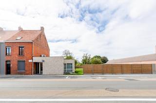 <p>Op zoek naar een woning die u volledig naar eigen smaak kunt afwerken? Deze woning in de Izegemsestraat in Heule-Watermolen combineert reeds gedeeltelijk uitgevoerde renovatiewerken met een nieuwbouwgedeelte.<br /><br />Het bestaande woongedeelte werd reeds deels gerenoveerd, maar dient nog verder afgewerkt te worden. Aansluitend werd een nieuwbouwgedeelte voorzien, met onder meer 3 praktijkruimtes, een douchekamer, toilet en berging. Hierdoor is de woning niet alleen interessant voor wie op zoek is naar een ruime gezinswoning, maar ook voor wie wonen en werken wil combineren of nood heeft aan een aparte ruimte voor een vrij beroep.<br /><br />De woning heeft een ruime en lichtrijke leefruimte. In de uitbouw kan er een keuken geïnstalleerd worden. Vanuit deze ruimte heeft u toegang tot de grote, aangename tuin. In de gang is er toegang tot een ruimte waar er een toilet/badkamer van gemaakt kan worden. Er is een kelder aanwezig. Op de eerste verdieping bevinden zich 2 ruime slaapkamers. Op de zolderverdieping nogmaals 2 slaapkamers. Om een beeld te geven van de mogelijkheden werden er AI-visualisaties toegevoegd van de keuken en leefruimte. Deze beelden zijn louter ter inspiratie en tonen hoe de ruimtes na verdere afwerking kunnen worden ingericht. Het nieuwbouwgedeelte heeft 3 ruime praktijkruimtes, een berging, een douchekamer en een toilet. Dit gedeelte is verwarmd via een warmtepomp.<br /><br />Een absolute troef is de zeer ruime tuin, die tal van mogelijkheden biedt voor wie houdt van buitenruimte, ontspanning of een groene omgeving. Achteraan is er een praktische uitweg aanwezig. Ook de ligging is een grote troef: rustig gelegen in Heule-Watermolen, met een vlotte verbinding naar Kortrijk en de omliggende gemeenten.<br /><br />Troeven:<br />- uitstekende ligging nabij het centrum van Kortrijk <br />- deels gerenoveerd, verder af te werken naar eigen smaak<br />- nieuwbouwgedeelte met praktijkruimtes en warmtepomp<br />- zeer ruime tuin met uitweg!<br /><br />Interesse in deze eigendom?<br />Contacteer Louise voor meer info of een bezoek! Bel +32 496 08 08 00 of mail louise@immo-lys.be</p>