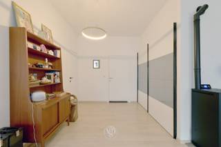 In het centrum van Gavere bevindt zich dit bijzonder ruime en lichtrijke appartement met een BVO van 165 m². Handige ingang via de Liefkenswegel (achteraan het gebouw). <br /><br />De benedenverdieping omvat een ruime leefruimte met open keuken, twee slaapkamers, een badkamer, een apart toilet en een praktische berging. De gezellige pelletkachel is een bijkomende troef. Op de bovenverdieping bevinden zich een derde slaapkamer, een tweede badkamer en een dressing.<br /><br />Het aangename zonneterras biedt volop privacy en rust. Ook technisch scoort dit appartement uitstekend, met o.a. een EPC-label A en een conforme elektrische installatie.<br />Extra opbergruimte kan je vinden in de ruime privatieve kelder. <br /><br />Ideaal als investering of eigen woonst, met allerhande voorzieningen op en rond de Markt van Gavere!
