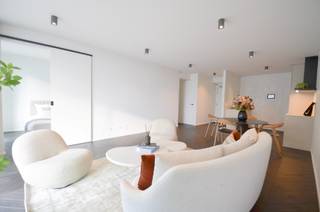 Description<br />Appartement élégant avec spacieuse terrasse ensoleillée situé dans la résidence The Tower.<br /><br />Ce bel appartement avec une grande terrasse orientée au soleil se situe dans la prestigieuse résidence The Tower. Il se compose d’un séjour lumineux avec une cuisine ouverte entièrement équipée. Tant le séjour que les deux chambres spacieuses donnent directement accès à la terrasse ensoleillée, offrant une agréable sensation de vie intérieur-extérieur.<br /><br />Les chambres disposent d’armoires encastrées et chacune possède sa propre salle de bains ou salle de douche. L’appartement comprend également un débarras séparé avec raccordement pour une machine à laver ainsi qu’un WC invités.<br /><br />Le séjour et les chambres sont finis avec un élégant parquet en chevrons, apportant une atmosphère chaleureuse et raffinée à l’appartement.<br /><br />Une cave privative et des emplacements pour vélos sont disponibles dans la résidence.<br />Possibilité d’acquérir un emplacement de parking dans l’immeuble.