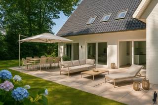 <p><strong>In 't Vriesdonk gelegen, vrijstaande energiezuinige (B-label) klassieke tijdloze villa op ca. 1.893 m². </strong><br /><br /><strong>De gelijkvloerse verdieping (betonvloer):</strong><br />- Een <strong>inkomhal </strong>met gastentoilet en handenwasser<br />- Een <strong>bureau </strong>aan de voorzijde op natuursteen<br />- Middels glazen deur naar <strong>woonkamer </strong><span><strong> </strong>(ca. 56,5 m²)</span> op parket met houtkachel/open haard-cassette, ingemaakte kasten en schuifraam naar terras (ZO = ochtend en middagzon en mogelijkheid uitbreiding terras naar de avondzon. Tuin rondom de woning.<br />- Een <strong>leefkeuken </strong>op natuursteen<strong> </strong>met kookeiland met AEG koelkast, dubbele lavabo, Siemens kookvuur, Gaggeneau friteuse, Siemens oven -en vaatwasser en schuifraam naar terras en tuin<br />- Een <strong>aansluitende berging/proviand</strong><br />- Een<strong> eetkamer/ontbijthoek</strong> op natuursteen met schuifraam naar terras en tuin<br />- Een <strong>was -en strijkkamer</strong> met gootsteen, aansluiting wasmachine en deur naar de tuin/dienstingang<br />- Een<strong> dubbel inpandige garage</strong> met deur naar de tuin<br /><br /><strong>De eerste verdieping (betonvloer):</strong><br />- Een<strong> royale nachthal</strong> op parket met ingemaakte kasten en nachttoilet<br />- Een <strong>eerste slaapkamer</strong> op parket met ingemaakte kast<br />- Een <strong>tweede slaapkamer</strong> op parket <br />- Een <strong>eerste douchekamer</strong> die de eerste en tweede slaapkamer met elkaar verbindt: met lavabo en douche<br />- Een <strong>oudergedeelte </strong>met <strong>derde slaapkamer</strong> (<span>20m²) </span>op parket, <strong>dressing </strong>(12m²) met ingemaakte kasten en <strong>badkamer </strong>(19m²) met ligbad, dubbele lavabo en toilet<br />- Een <strong>vierde slaapkamer</strong> op parket met ingemaakte kast -en bureau<br />- Een <strong>vijfde slaapkamer </strong>op parket <br />- Een <strong>tweede douchekamer</strong> die de vierde en vijfde slaapkamer met elkaar verbindt: met lavabo en douche<br />- Middels vlizotrap naar riante <strong>bergzolder</strong><br /><br /><strong>Algemeen: </strong><br />- Een <strong>omheinde</strong>, besloten tuin, <strong>westgeoriënteerd </strong>met <strong>mooie frontbreedte</strong> (ca. 63,32 meter)<br />- Een oprit voor 5 wagens<br />- Verwarming op stookolie (Viessman niet condenserende stookolieketel in gebruik sinds 1988) <br />Verwarming d.m.v. radiatoren en convectoren, ondergrondse mazouttank (5.000l).<br />- Aangesloten op de riolering, maar eveneens een sceptische put. <br />- Een <strong>kelder </strong>(20m²) op beton<strong>, </strong>deze is vanuit de keuken te bereiken. <br />- Houten en metalen ramen voorzien van d<strong>ubbele beglazing</strong><br />- <strong>Alarminstallatie </strong>met ruimtedetectie<br />- De woning verkeert in <strong>goede staat, kleine renovatiewerken wellicht nodig</strong> <br />- <strong>Isolatie</strong>: spouw voorzien van luchtspouw en PUR/PIRisolatie, vloerisolatie (EPS), dakisolatie (minerale wol)<br />- <strong>Asbestveilig</strong><br /><br /><strong>Residentiëel gelegen, doch nabij het centrum van Mariaburg.</strong><br /><strong>Zowel geschikt als privéwoning met kantoor als grote gezinswoning c.q. eventueel samengestelde gezinnen.</strong></p>