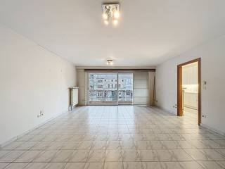 Indeling (1° verdiep):- inkomhal met vestiaire- gastentoilet- leefruimte - keuken met frigo, keramische kookplaat, oven en vaatwas- praktische berging met aansluiting voor wasmachine- 3 slaapkamers ( waarvan 1 met inbouwkasten)- badkamer met bad/douche, toilet en dubbele lavaboAlgemeen:- onmiddellijk beschikbaar!- dubbele garage inbegrepen- privatieve kelderbergingInteresse? Vraag snel een bezoek aan via www.dewaele.com!