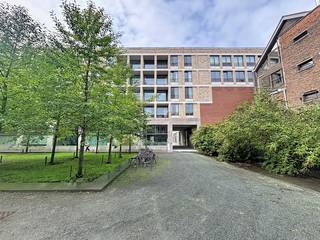 <strong>Stijlvolle cityflat</strong> met ruim terras op de 3de verdieping van een nieuwbouwresidentie gelegen tussen het Eilandje en het Historisch Centrum. Het MAS en de Jachthaven liggen om de hoek. Supermarkten en openbaar vervoer vind je in de straat.<br /><br /><strong>Indeling</strong>: inkomhal; wasplaats, apart toilet, douchekamer, 2 slaapkamers, woonkamer met open keuken en prachtig groot schuifraam naar het terras.<br /><br /><strong>Bijzonderheden:</strong><em> </em>
<ul>
<li>Gemeenschappelijke fietsenstalling met 3 privatieve fietsplaatsen.</li>
<li>Inclusief ondergrondse parkeerplaats met elektrische laadpaal.</li>
<li>Algemene kosten € 155,-/maand. </li>
<li>EPC: 99 kWh/m²</li>
<li>Beschikbaar: 1december 2026.</li>
</ul>