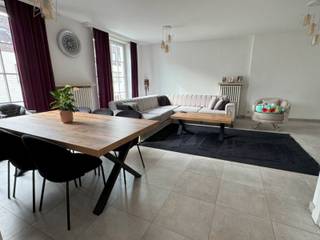<p>Dit uitstekend onderhouden appartementsgebouw met 2 prachtige en ruime appartementen en twee garages is gelegen in het centrum van Temse.</p>
<p>Op het gelijkvloers bevinden zich een gemeenschappelijke inkomhal, 2 garages en praktische bergruimtes. Vanuit één van de garages is er een rechtstreekse toegang tot de tuin.</p>
<p>Het appartement op de eerste verdieping beschikt over een inkomhal, een ruime en lichtrijke woonkamer met aansluitend de ingerichte keuken. Verder omvat het appartement drie slaapkamers van 17m², 11 m² en 9m², een ruime badkamer met dubbele lavabo en ligbad, een apart toilet en een praktische bergruimte met aansluitingen voor wasmachine en droogkast. Vanuit deze berging bereikt u de gezellige tuin met terras, een aangename extra troef.</p>
<p>Op de tweede verdieping bevindt zich een tweede verzorgd appartement met een inkomhal, een mooie lichtrijke woonkamer en een ingerichte keuken. Het appartement beschikt over twee slaapkamers van 17m² en 10m², een badkamer met lavabo en douche, een apart toilet en een extra derde kamer die momenteel dienst doet als bergruimte. Deze ruimte biedt rechtstreeks toegang tot het gezellig terras, ideaal om in alle rust van de buitenlucht te genieten.</p>
<p>Dit gebouw is mooi afgewerkt en zeer goed onderhouden, uitgerust met ingemaakte kasten op elke verdieping, wordt verwarmd via centrale verwarming op aardgas en er is dubbele beglazing aanwezig. EPC energielabel B. Elektriciteit conform het AREI.</p>
<p>De appartementen zijn beiden verhuurd, vrij van syndicus. Geen lift aanwezig.</p>
<p>Mooi en centraal gelegen, op wandelafstand van winkels, scholen, openbaar vervoer, de Markt van Temse en diverse wandelroutes. Dankzij de nabijheid van de N16 en E17 zijn ook omliggende steden en gemeenten vlot bereikbaar.</p>
<p>Een uitstekend onderhouden opbrengsteigendom met twee volwaardige appartementen, garages en aangename buitenruimtes, gelegen op een toplocatie in het centrum van Temse.</p>