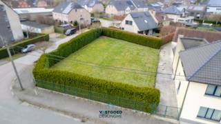 Gelegen aan het station van De Pinte en op wandel- en fietsafstand van winkels, scholen, ... treffen we dit bouwrijpe lot bouwgrond voor...