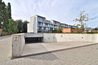 Op zoek naar een zorgeloze investering of een praktische parkeeroplossing in het centrum van Beveren?<br /><br />Deze ondergrondse autostaanplaats combineert een uitstekende ligging met een onmiddellijk rendement. De parking bevindt zich in de ondergrondse garage van Residentie Prosper Park, gelegen in de Prosper Van Raemdonckstraat, op wandelafstand van het winkeldorp van Beveren.<br /><br />De autostaanplaats is zowel interessant voor investeerders die hun portefeuille willen uitbreiden als voor particulieren die op zoek zijn naar een eigen parkeerplaats in het centrum.<br /><br />Voor meer informatie of een bezoek ter plaatse kunt u ons contacteren via verkoop@homevast.be of telefonisch op 03 344 77 44.
